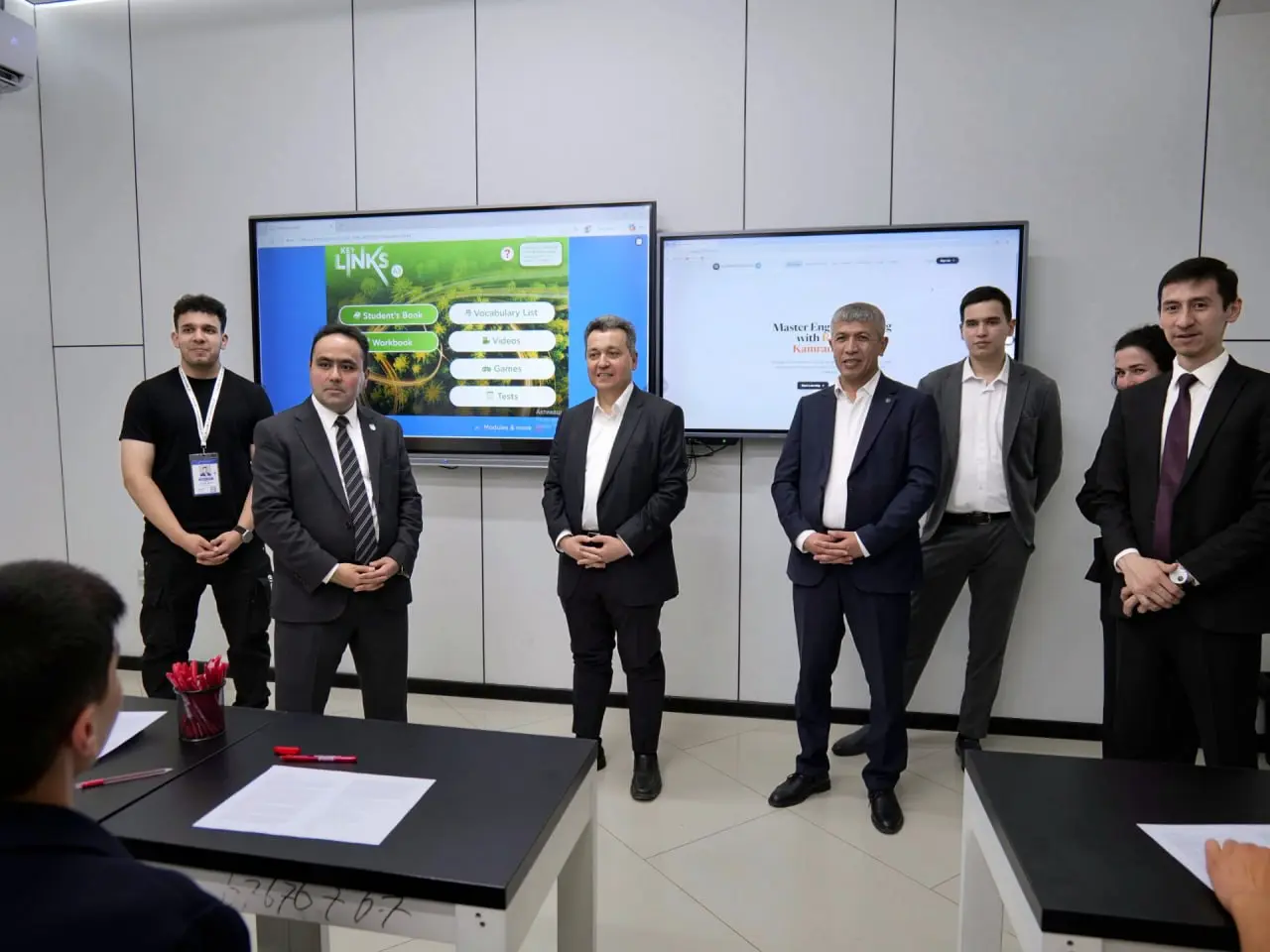 Министр ознакомился с деятельностью резидента IT Park — ООО Smart Library